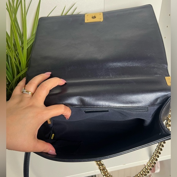 CHANEL
Lambskin Embossed Large Boy Cube
Flap Navy Blue - Picture 13 of 13